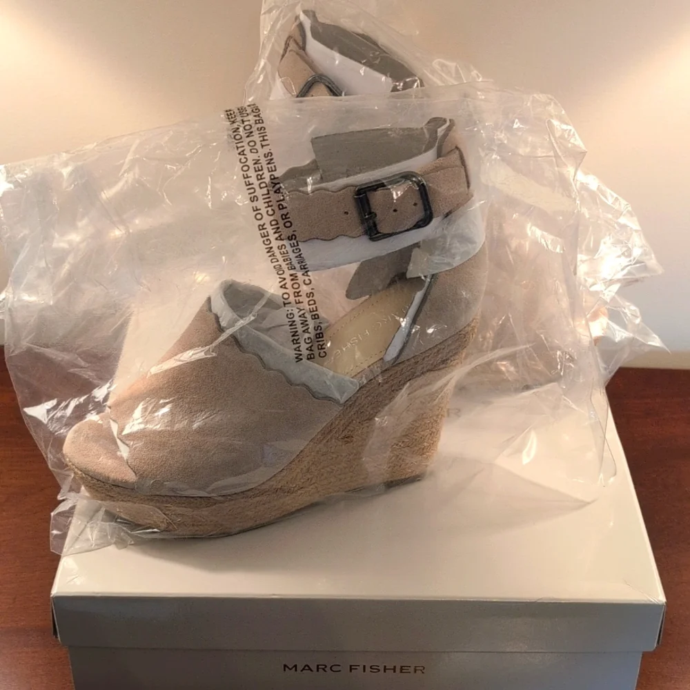 SALE🎉 Marc Fisher Haya Scalloped Ankle Strap Espadrille Wedge - Picture 9 of 9